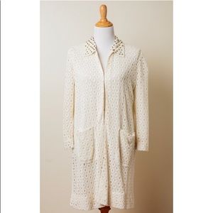 Long coat with collar studs and front pockets.